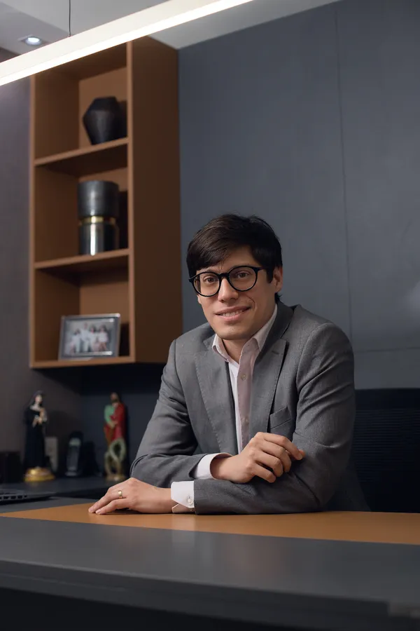 Dr. Felipe Scipião, médico endocrinologista em Teresina (PI), em seu consultório